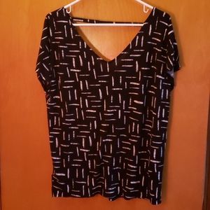 Old Navy black & white patterned v-neck top Large